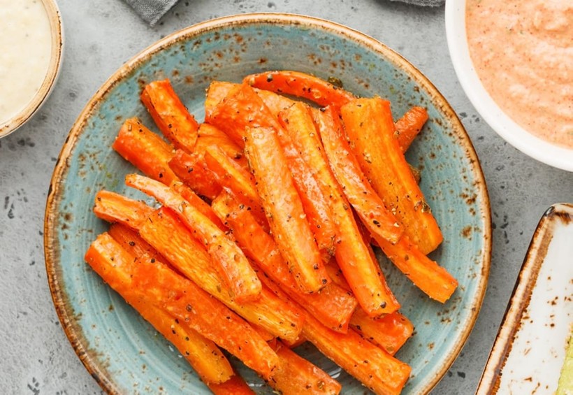 Để giúp con ăn nhiều cà rốt hơn, hãy thêm chúng vào chế độ ăn uống của cả gia đình. (Ảnh: ITN)