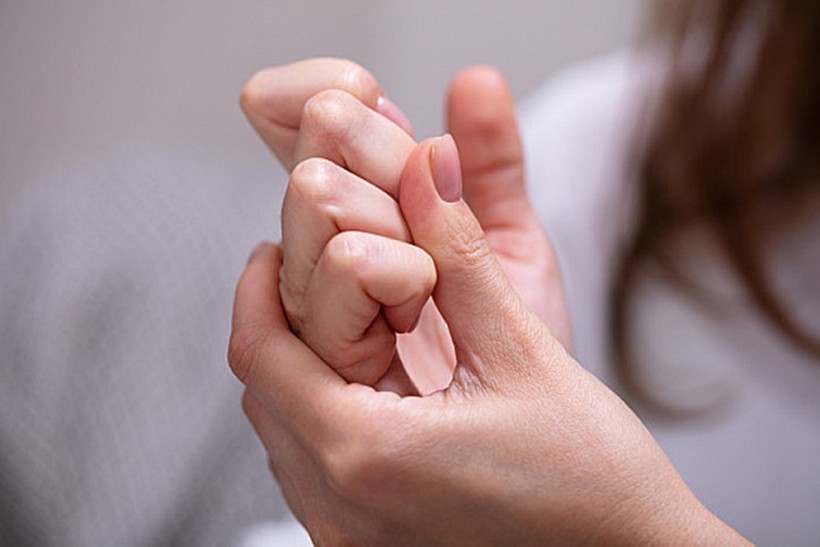 Bẻ khớp ngón tay có thể là một cách khiến cơ thể bạn trở nên bận rộn khi bạn lo lắng. (Ảnh: ITN).