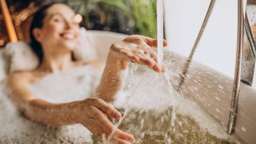 Ngâm mình trong bồn tắm nhiều bong bóng có mùi thơm và hóa chất mạnh sẽ làm tăng nguy cơ kích ứng hoặc nhiễm trùng âm đạo. (Ảnh: ITN)