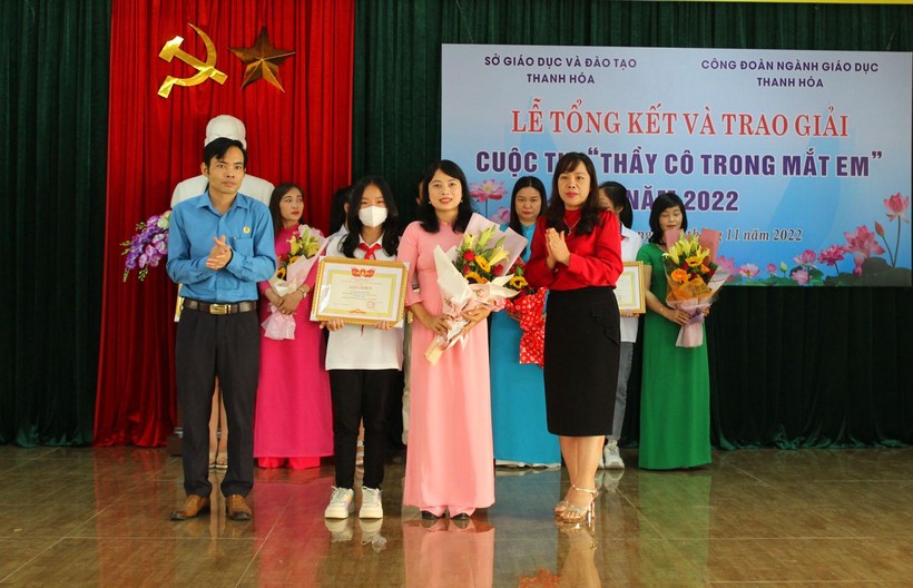 Đại diện cô và trò Trường THCS thị trấn Hà Trung nhận giải Nhất với tác phẩm “Người mẹ hiền thứ 2”.