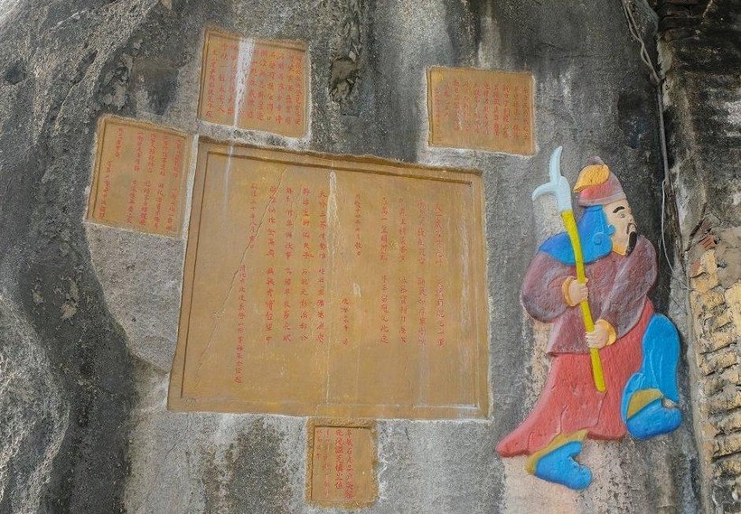 Nhiều bia, tượng trong chùa Quan Thánh bị tô vẽ.