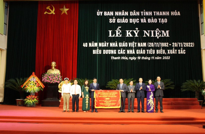 Lãnh đạo tỉnh Thanh Hóa trao bức trướng kỷ niệm của Tỉnh ủy, HĐND, UBND, Ủy ban MTTQ tỉnh cho Sở GD&ĐT Thanh Hóa.