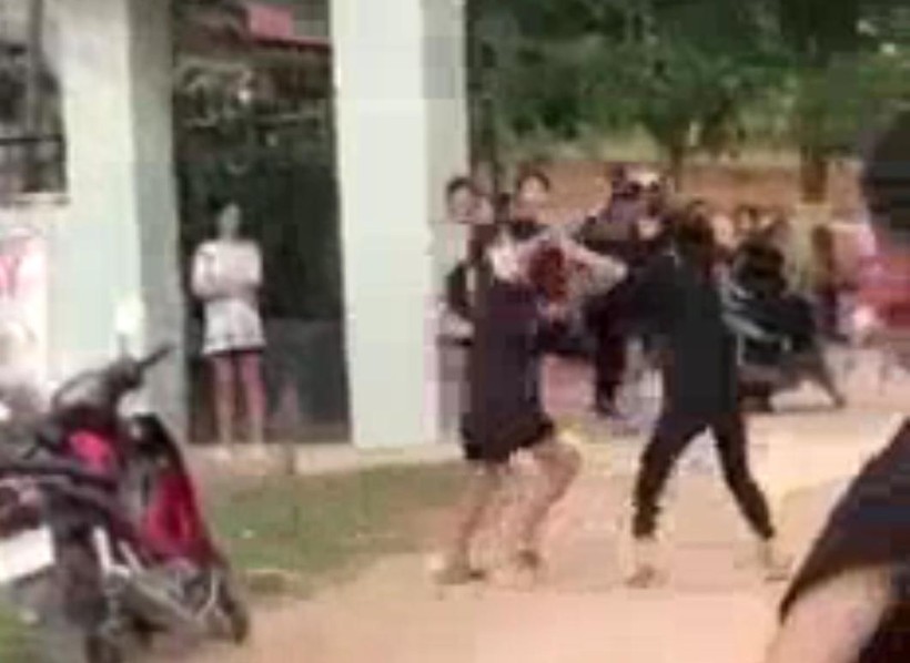Hai học sinh đánh nhau trước cổng trường (Ảnh cắt từ clip).