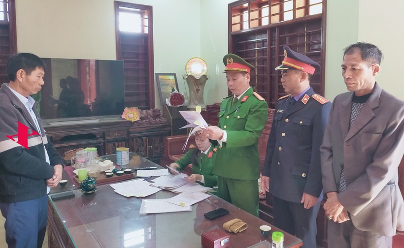 Cảnh sát đọc lệnh bắt tạm giam đối với bị can Nguyễn Xuân Phượng (dấu X).
