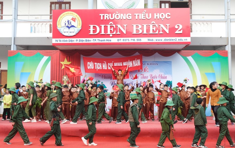 Học sinh hoá người lính tái hiện Chiến thắng Điện Biên Phủ.