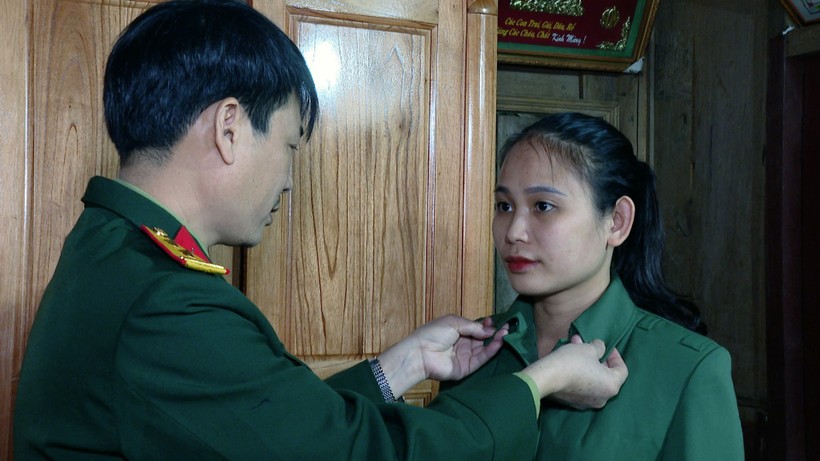 Cựu sinh viên Bàn Thị Thanh Bình được bố chỉnh trang bộ quân phục trước khi lên đường nhập ngũ. (Ảnh: KT)
