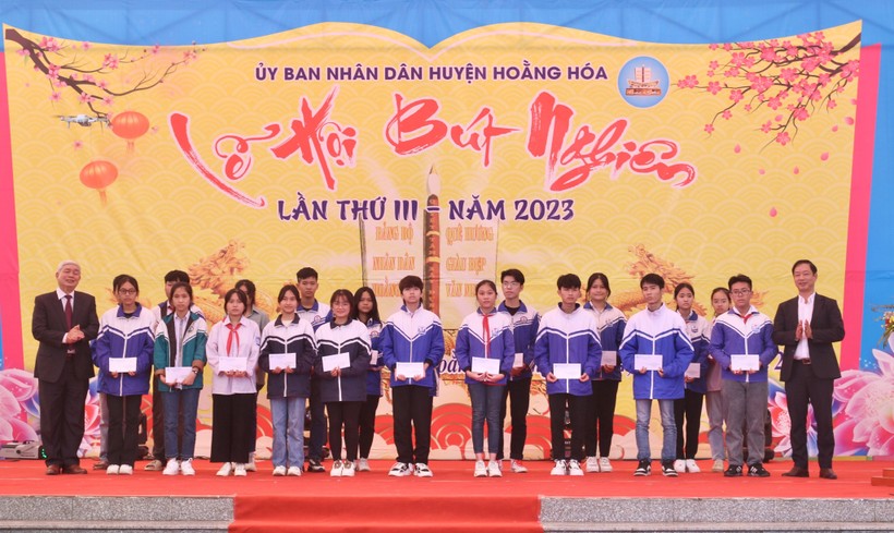 Ông Vương Văn Việt, Chủ tịch Hội Khuyến học tỉnh và đại diện lãnh đạo Sở Giáo dục và Đào tạo trao quà cho học sinh vượt khó học giỏi (Ảnh: NT).