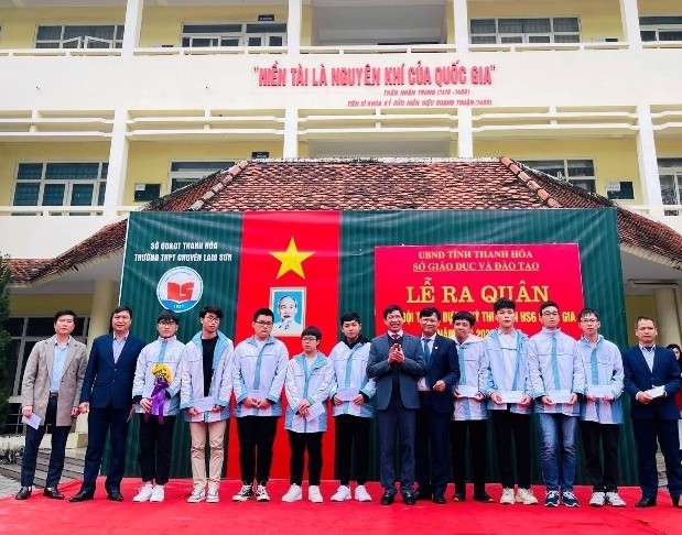 Ông Trần Văn Thức - Giám đốc Sở GD&ĐT tặng quà động viên Đội tuyển học sinh giỏi tỉnh Thanh Hóa tham gia kỳ thi Học sinh giỏi quốc gia năm học 2022-2023 (Ảnh: BTH).