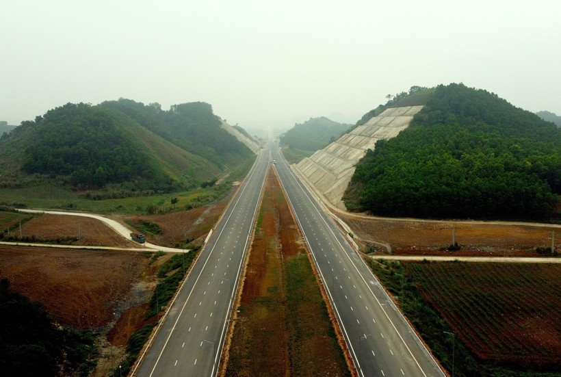 Cao tốc Bắc Nam, đoạn nối hai tỉnh Ninh Bình-Thanh Hoá dự kiến cán đích dịp 30/4. (Ảnh: TM).