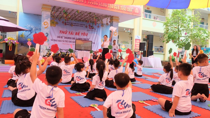 Cuộc chơi trí tuệ rung chuông vàng với chủ đề “Children love learning English” tại Trường Mầm non Hoằng Quang. (Ảnh: NT).