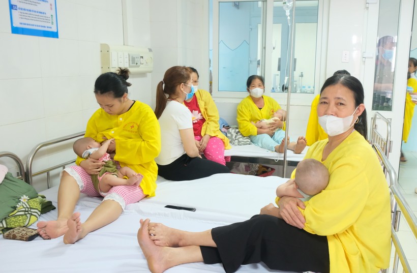 Các bé tiêm vắc xin hết hạn hiện đang điều trị tại Bệnh viện Nhi Thanh Hóa. (Ảnh: NT).