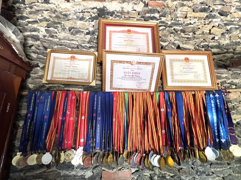 Bằng khen và các loại huy chương trong căn nhà đơn sơ của VĐV Cao Thị Duyên. (Ảnh: BM).