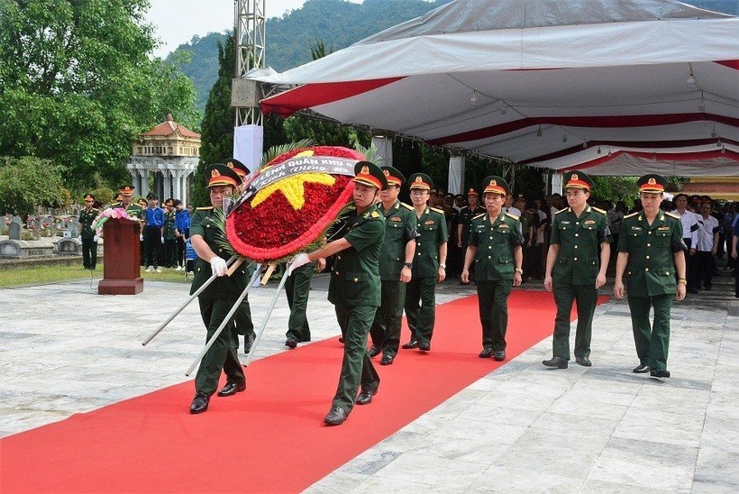 Lễ truy điệu và an táng 16 hài cốt liệt sĩ hy sinh tại Lào được tổ chức tại Nghĩa trang Liệt sĩ Quốc tế Đồng Tâm. (Ảnh: NT).