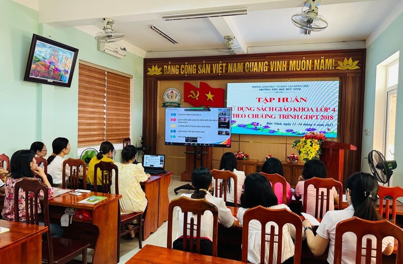 Sở GD&ĐT Quảng Bình phối hợp với các đơn vị liên quan tổ chức tập huấn hướng dẫn giáo viên sử dụng sách giáo khoa lớp 4, 8 và 11. (Ảnh: Thanh Bình).