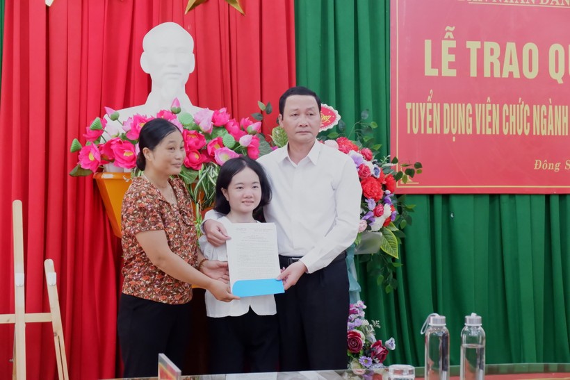 Chủ tịch UBND tỉnh Thanh Hoá Đỗ Minh Tuấn trao quyết định tuyển dụng cho cô giáo Lê Thị Thắm. (Ảnh: NT).