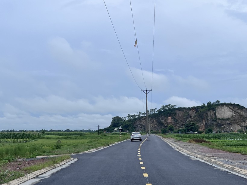 Sau khi thực hiện xong dự án nhưng UBND huyện Hoằng Hoá chưa di dời cột điện dẫn đến xảy ra vụ tai nạn giao thông ngày 2/8. (Ảnh: NT).