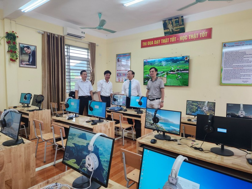 Báo GD&TĐ phối hợp với các đơn vị tài trợ trao tặng phòng máy tính tới Trường Tiểu học Hoằng Xuân 2. (Ảnh: NT).