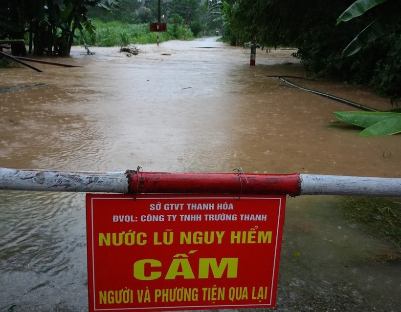 Nhiều khu vực đập, tràn trên địa bàn Thanh Hoá đã được cắm biển cảnh báo nguy hiểm, người dân không được qua lại. (Ảnh: NT)