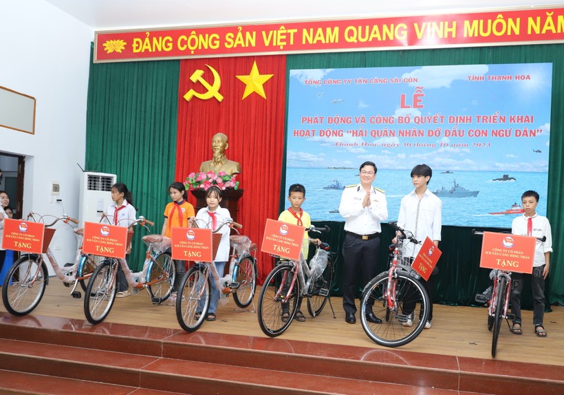 6 học sinh là con ngư dân Thanh Hoá được nhận đỡ đầu và được tặng xe đạp. (Ảnh: NT).