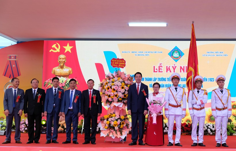 Ông Lê Đức Giang, Phó Chủ tịch UBND tỉnh Thanh Hoá tặng hoa chúc mừng Nhà trường và gia đình hậu duệ nhà giáo Lê Xuân Lan. (Ảnh: NT)