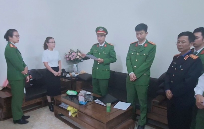 Cơ quan Cảnh sát điều tra thi hành Lệnh khám xét nơi ở của bị can Nguyễn Thị Xuyến. (Ảnh: CATH)