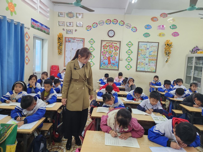 Cô Bách Thị Ngọc dạy học sinh khuyết tật nhưng cô giáo khác lại đứng tên trên hồ sơ. (Ảnh: NT)