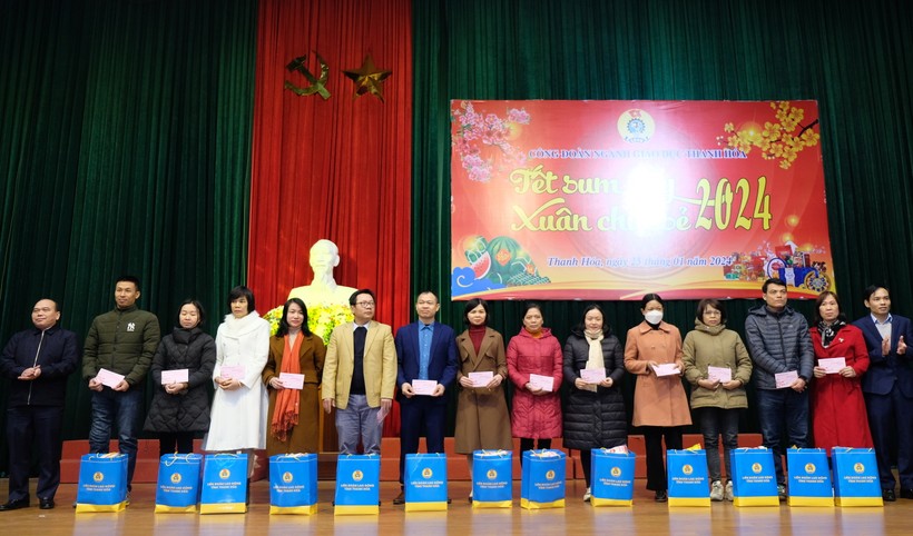 Công đoàn ngành Giáo dục Thanh Hoá tổ chức chương trình "Tết sum vầy - Xuân chia sẻ" cho cán bộ nhà giáo, người lao động. (Ảnh: NT).