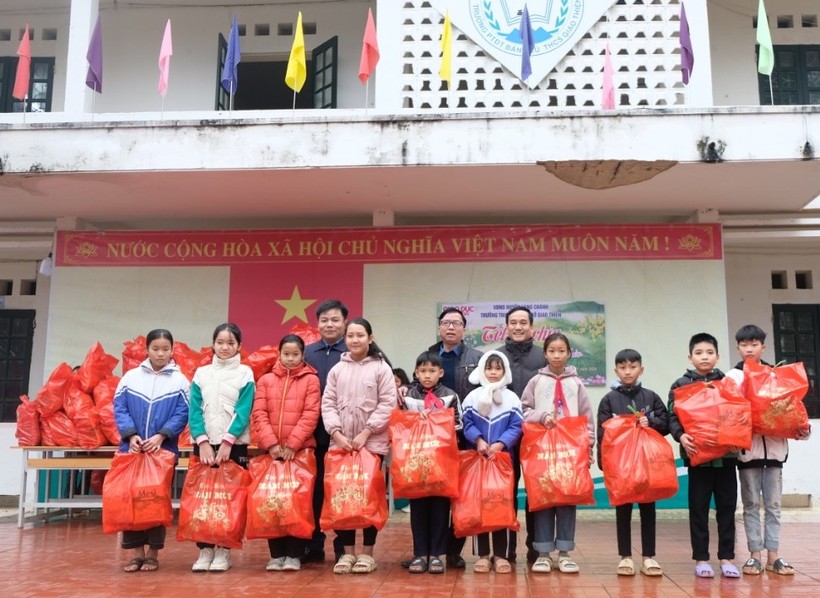 Báo GD&TĐ trao hơn 100 suất quà Tết đến học sinh Trường THCS Giao Thiện (huyện Lang Chánh). (Ảnh: NT)