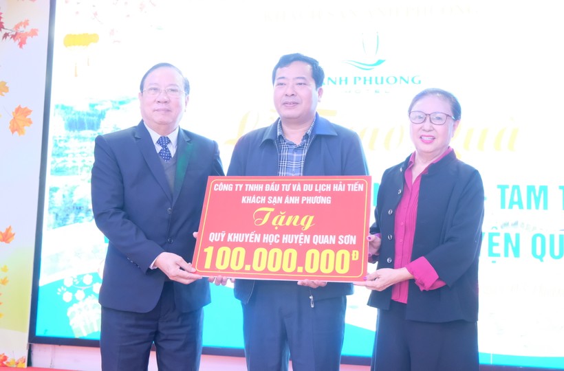 Gia đình tiến sỹ Lê Xuân Thảo - Lê Bích Thắng ủng hộ Quỹ Khuyến học huyện Quan Sơn 100 triệu đồng. (Ảnh: NT)