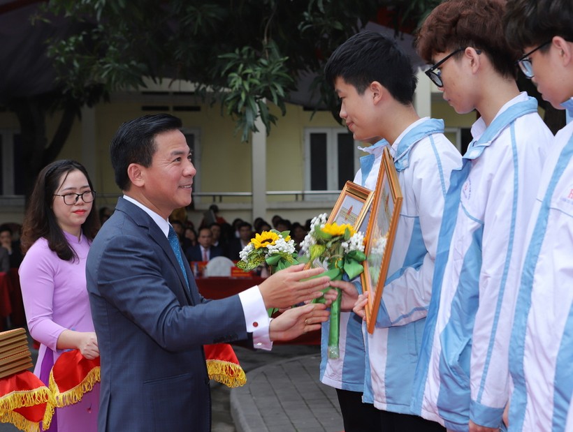 Bí thư Tỉnh ủy Đỗ Trọng Hưng trao Bằng khen của Chủ tịch UBND tỉnh và tặng hoa cho học sinh đoạt giải Nhất kỳ thi học sinh giỏi Quốc gia THPT năm học 2023-2024. (Ảnh: NT)