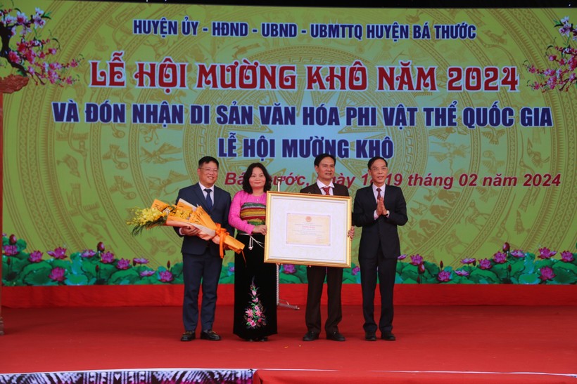 Phó Chủ tịch UBND tỉnh Thanh Hóa Đầu Thanh Tùng trao Chứng nhận công nhận Danh mục Di sản Văn hóa Phi Vật thể Quốc gia Lễ hội Mường Khô cho lãnh đạo huyện Bá Thước.