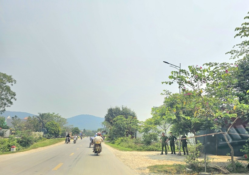 Lực lượng chức năng tại vị trí quốc lộ 217, huyện Hà Trung, tỉnh Thanh Hóa. (Ảnh: NT)