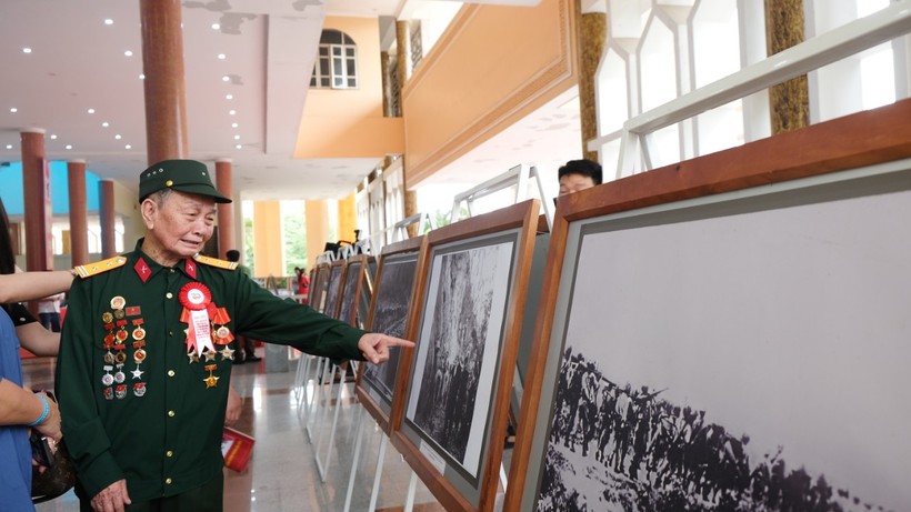 Cụ Nguyễn Trọng Áp kể lại những kỷ niệm cùng đồng đội tham gia chiến dịch Điện Biên Phủ. (Ảnh: NT)