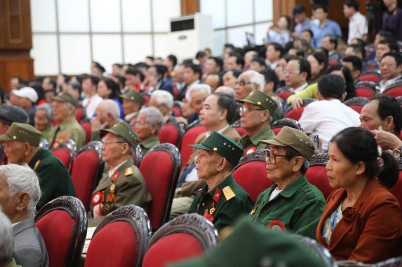 Hàng trăm chiến sĩ Điện Biên Phủ có mặt trong buổi gặp mặt. (Ảnh: MH)