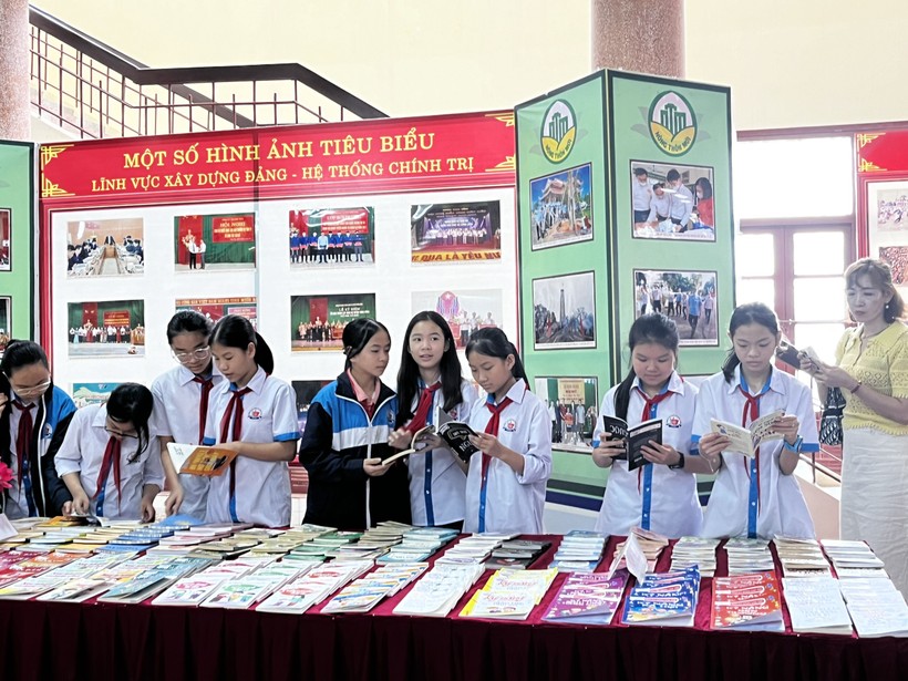 Học sinh hào hứng đọc sách trong ngày lễ phát động Ngày sách và Văn hoá đọc năm 2024. (Ảnh: NT).
