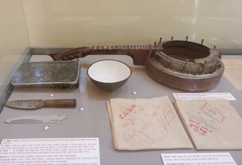 Những vật dụng như bát, hộp, lược, dao, đàn của các chiến sĩ Thanh Hóa sử dụng trong thời gian tham gia Chiến dịch Điện Biên Phủ.