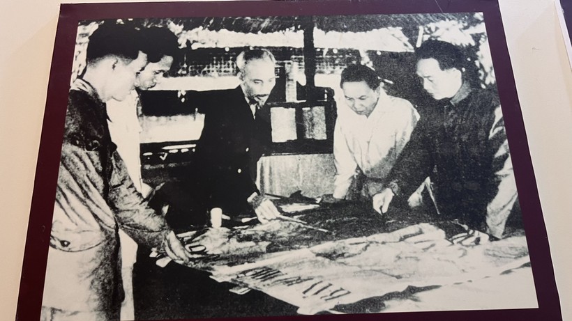 Bộ Chính trị, Ban Chấp hành Trung ương Đảng quyết định chủ trương, kế hoạch tác chiến Đông Xuân (1953-1954) và mở Chiến dịch Điện Biên Phủ.