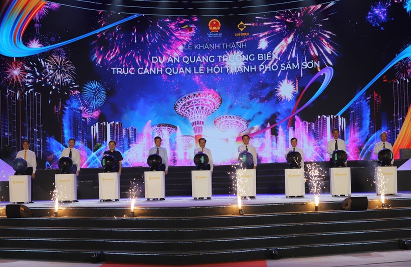 Lãnh đạo Trung ương, lãnh đạo tỉnh Thanh Hoá cùng đại biểu thực hiện nghi thức khánh thành, chính thức đưa vào hoạt động Quảng trường biển và trục cảnh quan lễ hội TP Sầm Sơn.