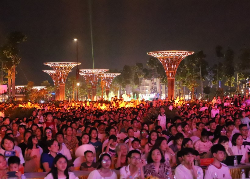 Hàng nghìn du khách đổ về Sầm Sơn trong đêm ngày 27/4.