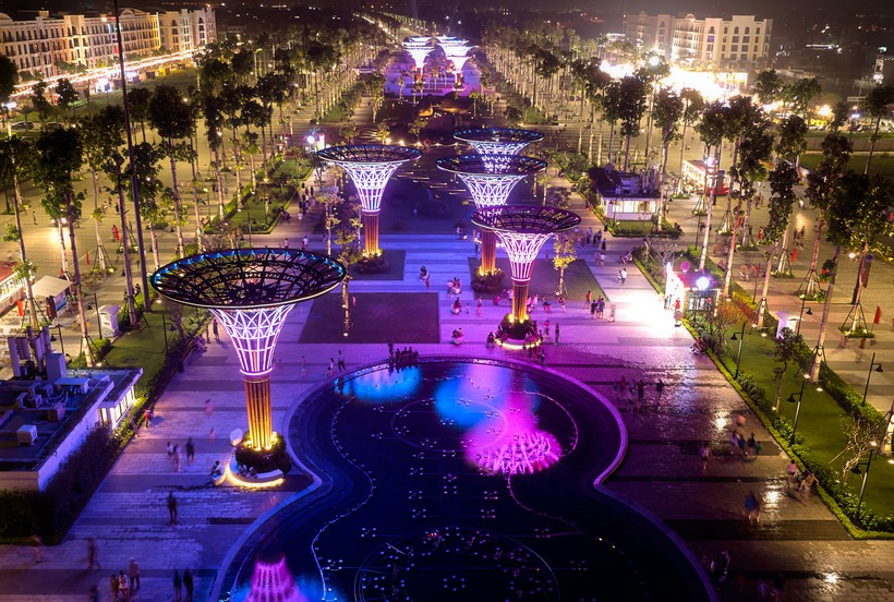 Điểm nhấn trong đêm khai mạc lễ hội du lịch biển Sầm Sơn là nghi thức khánh thành, chính thức đưa vào hoạt động Quảng trường biển và trục cảnh quan lễ hội TP Sầm Sơn.