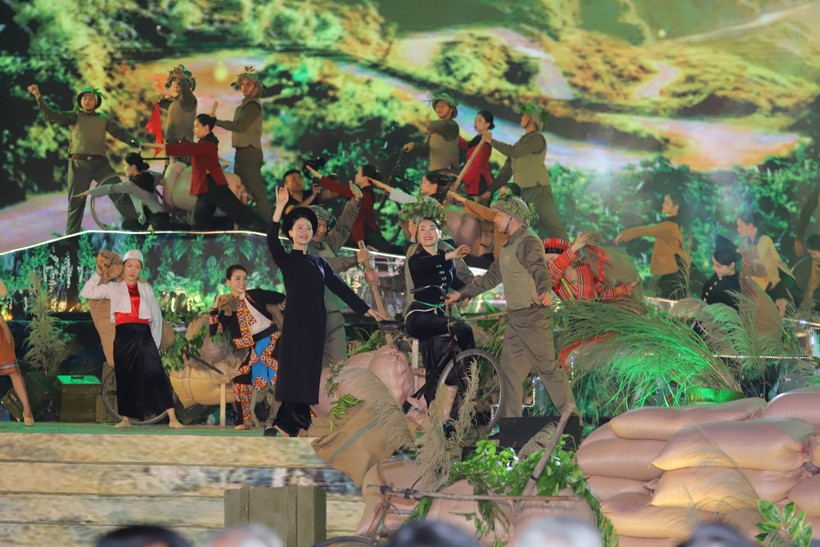 Chương trình nghệ thuật tại lễ kỷ niệm 70 năm Chiến thắng Điện Biên Phủ đã tái hiện lại những ngày tháng gian khổ nhưng đầy hào hùng, đã làm nên “Chiến thắng Điện Biên Phủ lừng lẫy năm châu, chấn động địa cầu”.
