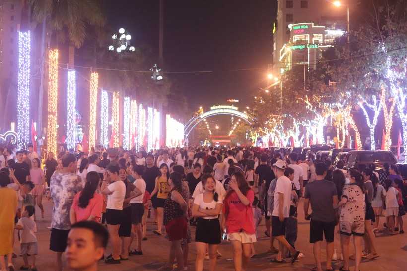 Theo ghi nhận, từ đầu giờ tối ngày 5/5, hàng nghìn người dân đã háo hức đổ về Quảng trường Lam Sơn để theo dõi chương trình cầu truyền hình.
