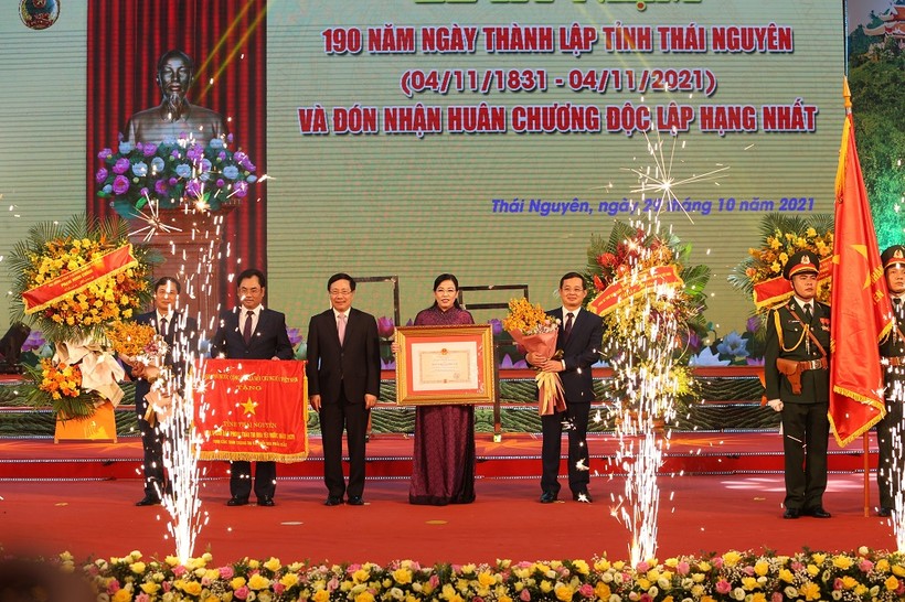 Thừa ủy quyền của Chủ tịch nước, Phó Thủ tướng Thường trực Chính phủ Phạm Bình Minh trao tặng Huân chương Độc lập hạng Nhất và Cờ thi đua của Chính phủ cho Đảng bộ, chính quyền và Nhân dân tỉnh Thái Nguyên