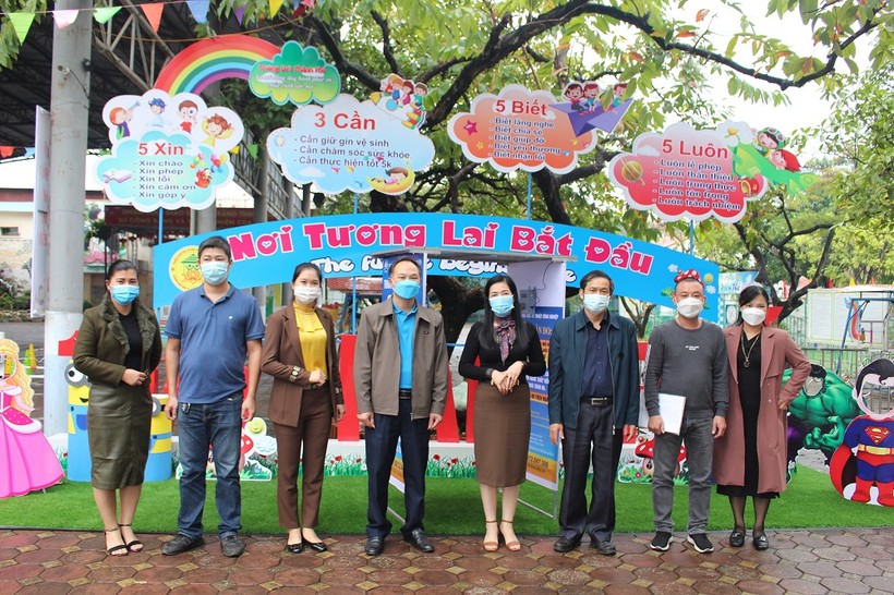Trường Đại học Kỹ thuật Công nghiệp đã phối hợp với Sở GD&ĐT tỉnh Thái Nguyên tặng thiết bị đo thân nhiệt tự động cho trường mầm non 19 – 5 (TP. Thái Nguyên)