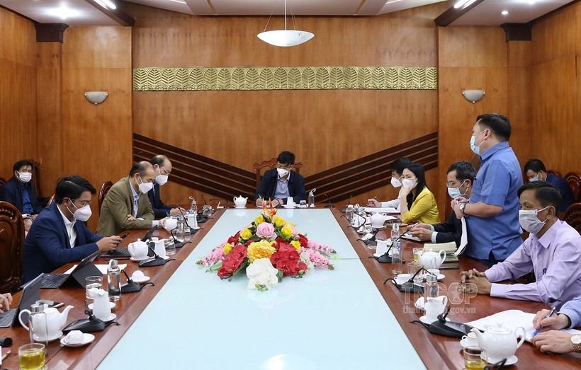 Ông Đặng Xuân Trường - Phó Chủ tịch Thường trực UBND tỉnh dự và chỉ đạo cuộc họp.