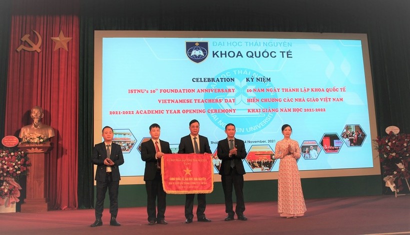 Lãnh đạo UBND tỉnh Thái Nguyên trao cờ thi đua cho khoa Quốc tế - Đại học Thái Nguyên