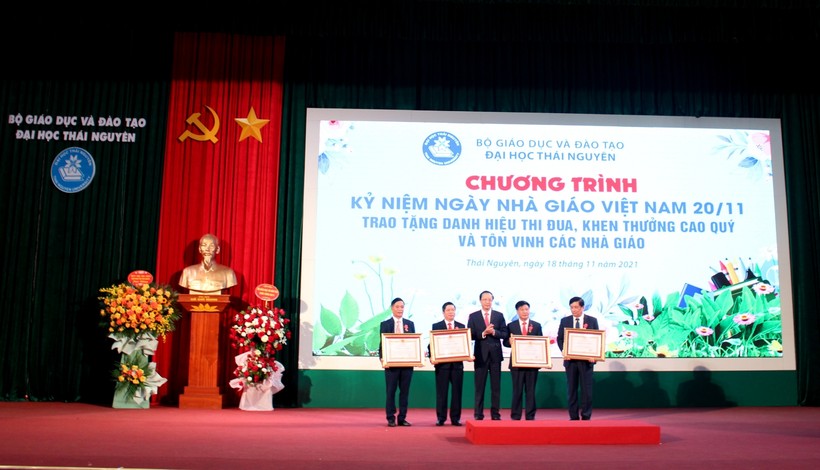 TS Phạm Ngọc Thưởng, Thứ trưởng Bộ GD&ĐT trao Huân chương lao động hạng Nhì cho 4 nhà giáo tiêu biểu của Đại học Thái Nguyên.