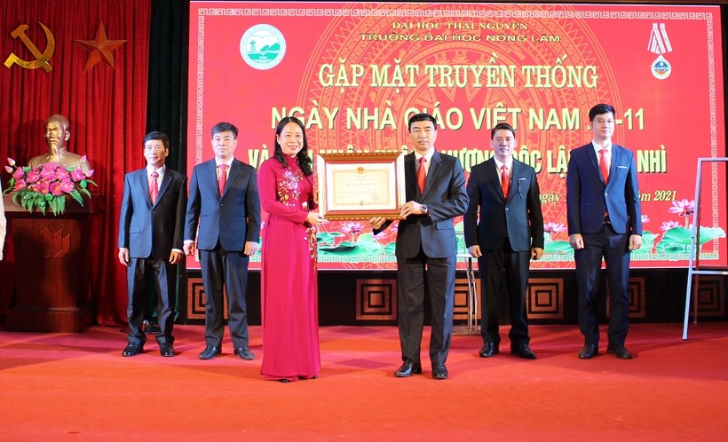 Đồng chí Võ Thị Ánh Xuân, Phó Chủ tịch nước trao huân chương độc lập hạng Nhì cho đại diện trường Đại học Nông Lâm (ĐH Thái Nguyên)