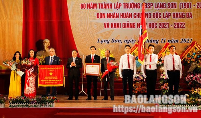 Ban giám hiệu Trường Cao đẳng Sư phạm Lạng Sơn đón nhận Huân chương Độc lập Hạng Ba và Cờ thi đua của Chính phủ (Ảnh: Báo Lạng Sơn)