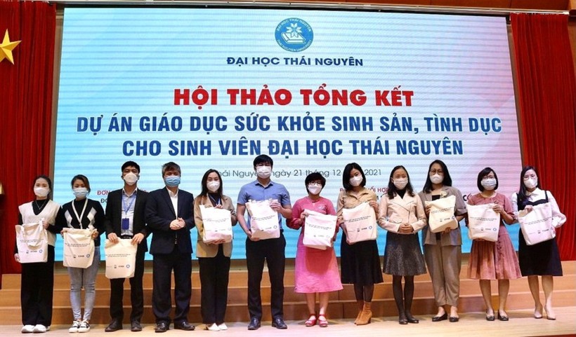 PGS.TS Trần Thanh Vân, Phó giám đốc Đại học Thái Nguyên tặng quà cho đội ngũ giảng viên cốt cán tham gia dự án.